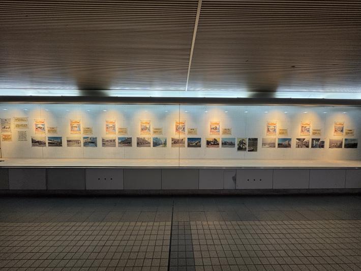 取手駅市民ギャラエリーにたくさんの取手の懐かしい写真が展示してある様子