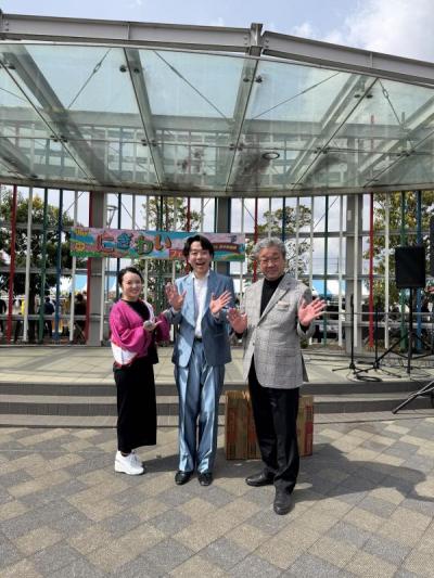 ステージ上で市長と曲芸マスターの石黒ヨンペイさんとさくらまやさんの3人で記念に撮影した写真