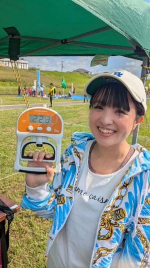 握力測定の結果をカメラに見せるさくらまやさん