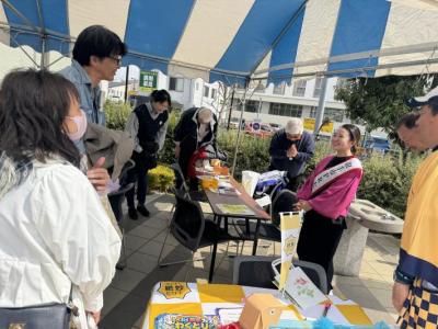 ブースのボランティアのみなさんと談笑するさくらまやさん