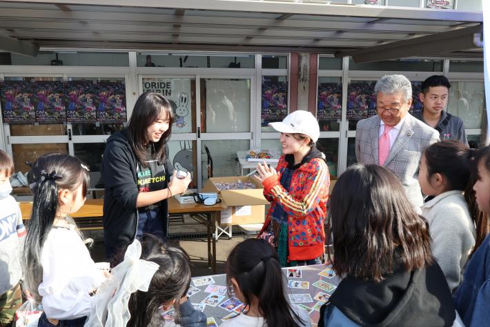 動物かるたをこどもたちと一緒に行うさくらまやさんと市長と高木真備さん
