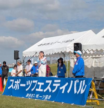 開会式であいさつをしているさくらまやさん