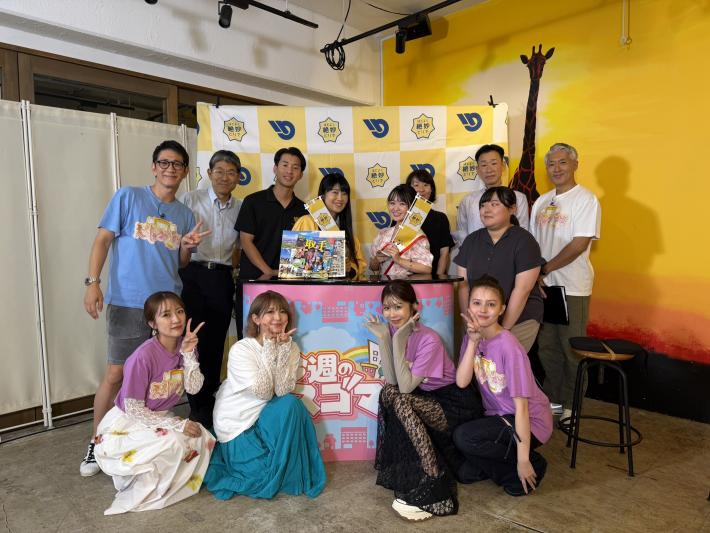 収録後に出演者のかたたちと市PR大使のさくらまやさん、市内在住のフリーアナウンサーの小村悦子さん、市スタッフで撮影した記念写真
