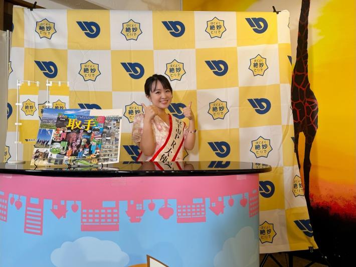 スタジオセット前で撮影したさくらまやさんの写真