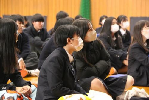 学生たちの中で、集中して聞いている様子の2人の女子生徒