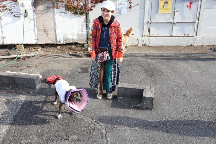 保護犬のそばに立つさくらまやさん