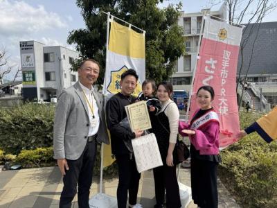 インスタグランプリ受賞者の家族とさくらまやさんで記念撮影