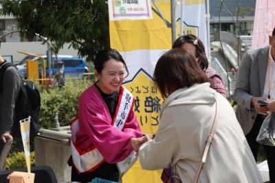 インスタグランプリの受賞者に記念品を渡すさくらまやさん