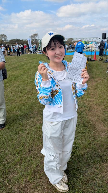 体験に参加した人にもらえる景品をもらってポーズするさくらまやさん