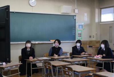 教室内に設置されたモニターの画面を見つめる人たちの画像