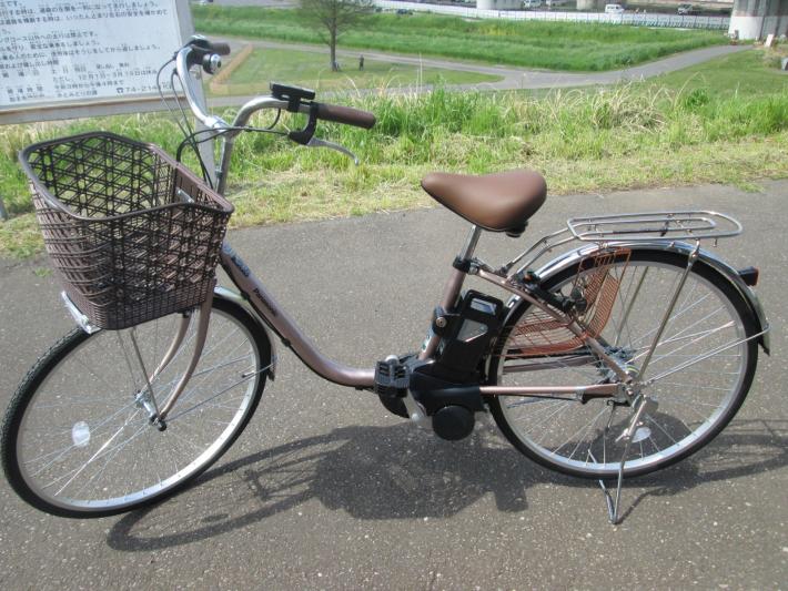 茶色の電動アシスト付自転車が1台写っている