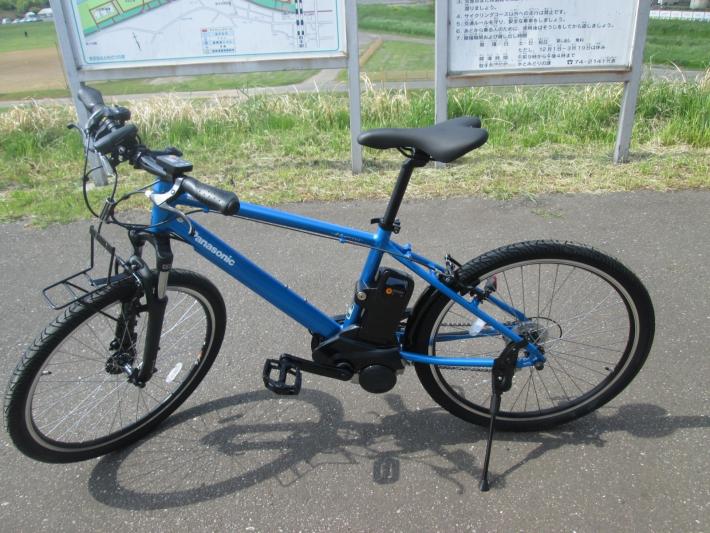 スポーツモデルの青い電動アシスト付自転車が1台写っている