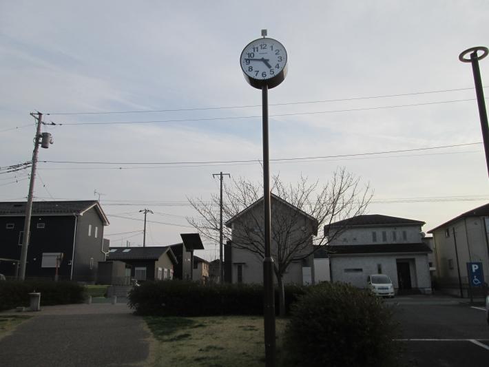 西側駐車場と園路の間に新たに設置された時計が建っている。