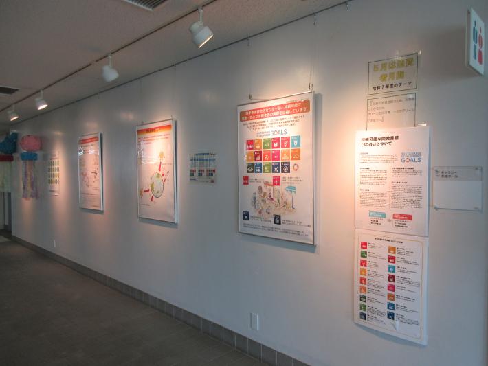 ふじしろ図書館ロビーの消費者月間のパネル展示を行っています