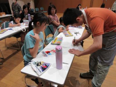 講師に質問している様子