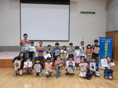 作品をもった子ども達が並んでいる様子