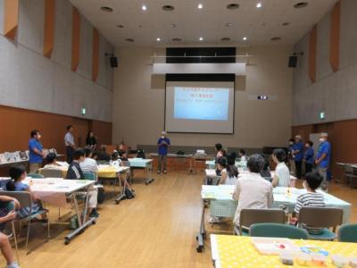 親子環境教室で講師が説明している様子