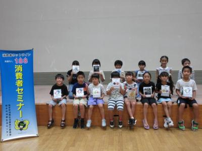 出来上がった作品を持って集合写真をとっている様子