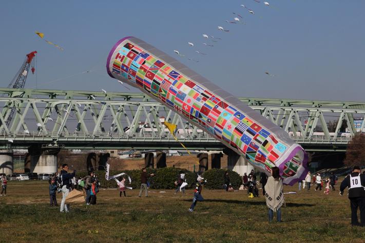 たこを揚げるひとたち