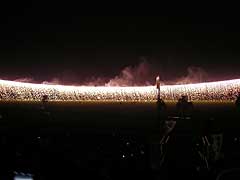 300mのナイアガラの滝花火の画像。夜空の中、紐状の花火の光帯から、滝水のように火花が流れ、ナイアガラの滝の様に見える花火の画像