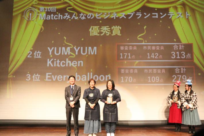 優秀賞受賞かたが記念写真を撮っている様子