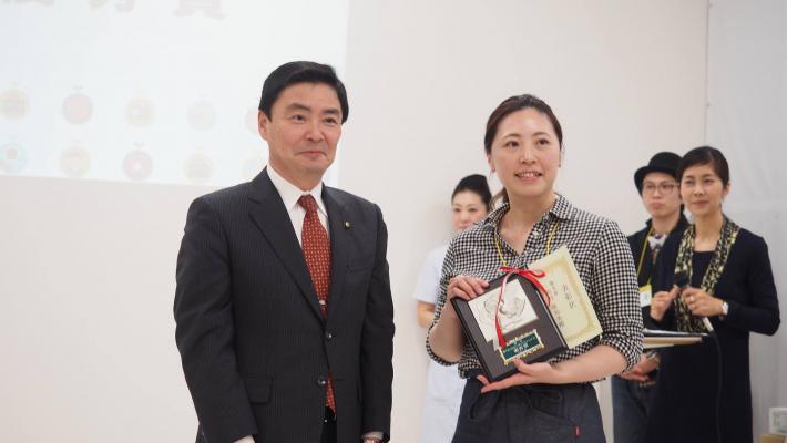 鈴村亜知美さんと市長の記念写真
