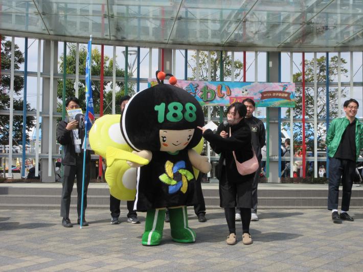 ステージに立っているイヤヤン着ぐるみ