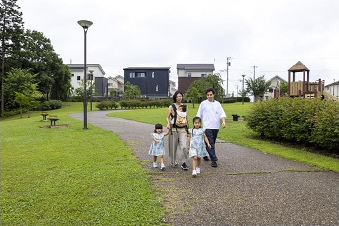 ゆめみ野公園を家族が歩いている