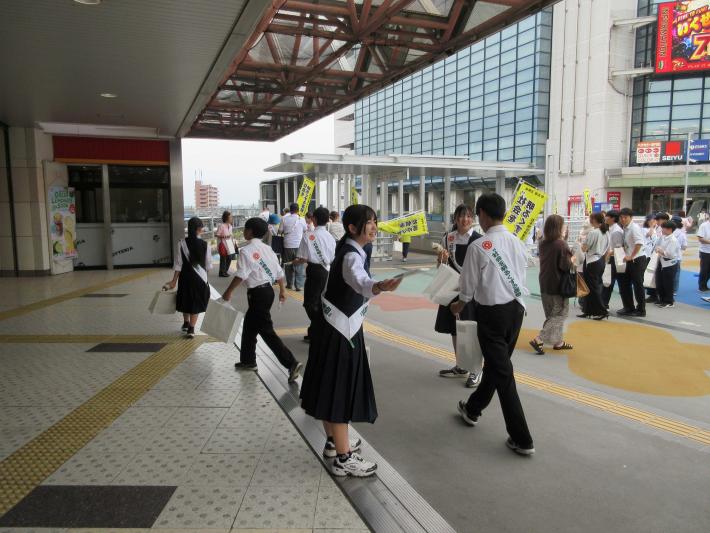 社会を明るくする運動駅頭キャンペーンで啓発グッスを配布する生徒たち