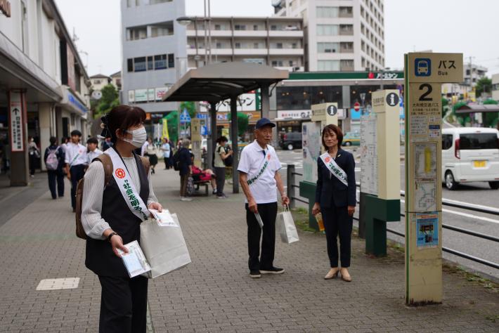 社会を明るくする運動駅頭キャンペーンで啓発グッスを配布する保護司