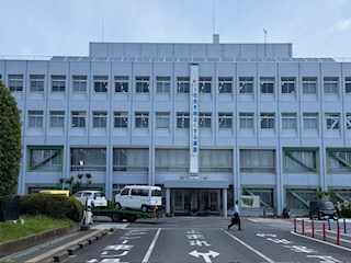 取手市役所本庁舎に社会を明るくする運動の懸垂幕が掲示されている様子