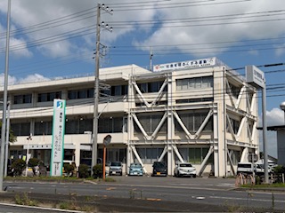 取手警察署に社会を明るくする運動の横断幕が掲示されている様子