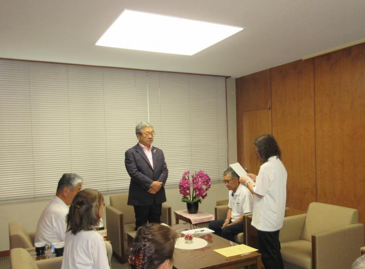 保護司代表者が市長にメッセージ伝達を行っている様子