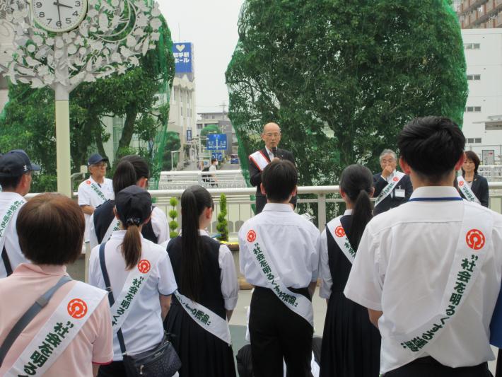 社会を明るくする運動駅頭キャンペーンの開会式で副市長が挨拶をしています