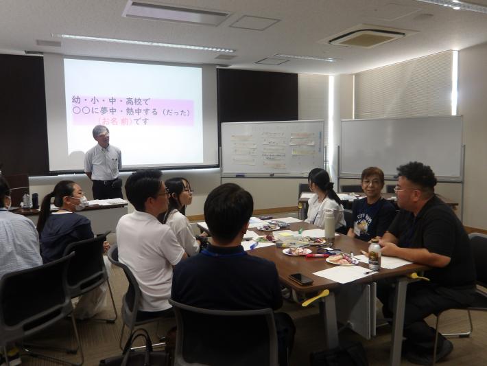 参加者同士が意見交換を行っている様子