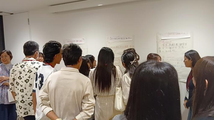 グループ発表の様子（グループの発表者が企画内容を説明している）