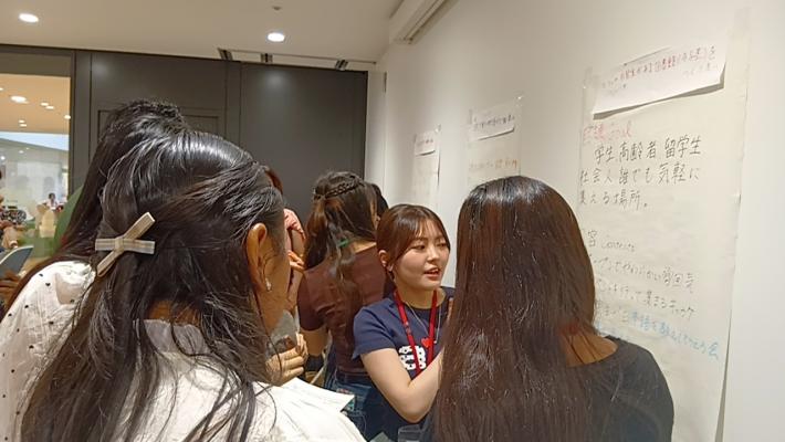 グループ発表の様子（グループの発表者が企画内容を説明している）