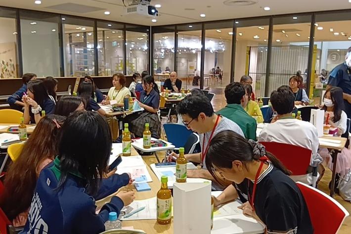 参加者の様子（各グループで話し合いを行っている様子）