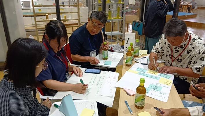 グループで話し合っている様子