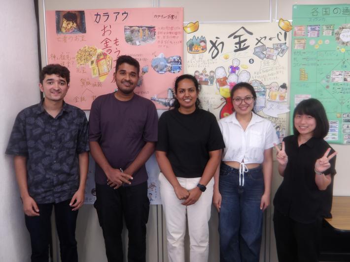 日本語学校つくばスマイルの留学生5名が並んだ画像