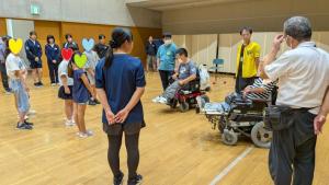 体験参加者がボッチャのルール説明を受けている様子