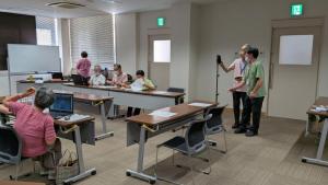 体験参加者がマイクの設定を行っている様子