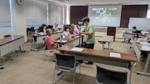 体験参加者が発言者にマイクを渡している様子