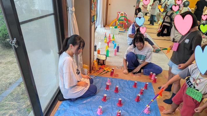 夏祭りで釣り遊びを担当する体験参加者たち