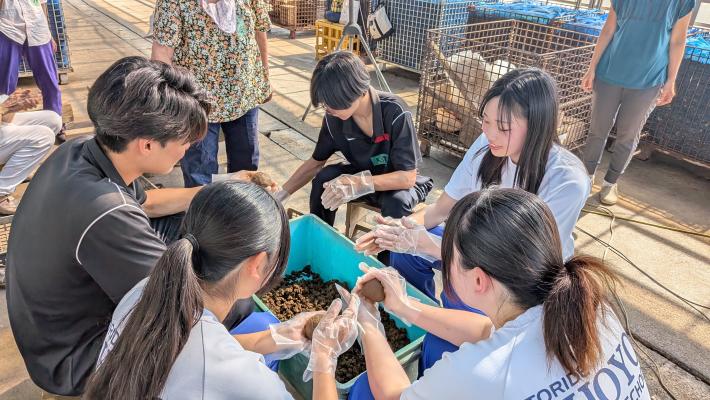 グループ1の高校生がEM土団子を作っている様子