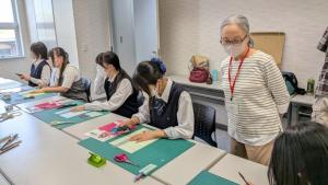 1班の体験参加者が実際に栞を作り始めた様子