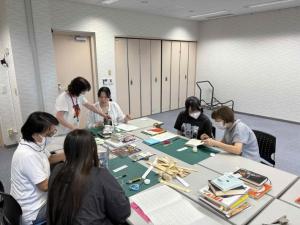 実際に本の修理修理を行うグループ2の体験参加者