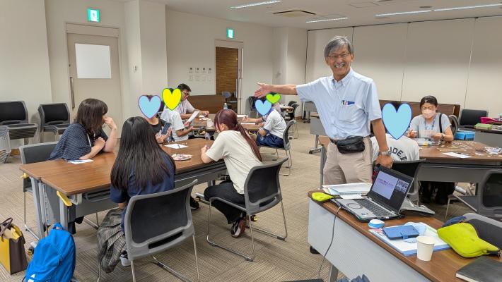 紐を編んでアクセサリーを作る様子