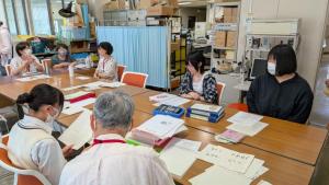 一日目の体験参加者が点字の説明を受けている様子