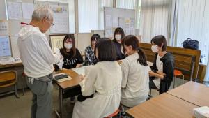 2日目の体験参加者が点字について説明を受けている様子